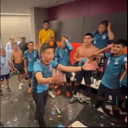 新加坡署理文化、社區、及青年部長梁振偉（中）在更衣室得意忘形爆粗辱罵香港球迷和球員。梁振偉社交平台影片截圖  