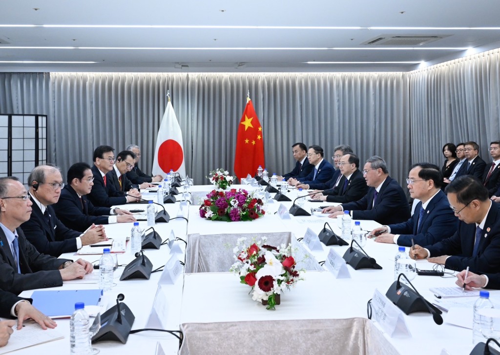 日本首相岸田文雄昨日向國務院總理李強，就中國海警船在釣魚島周邊航行表達嚴重擔憂 。新華社