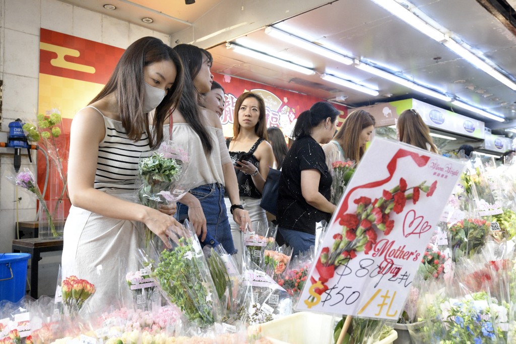 不少市民一家大細到花墟買花，準備周日慶祝母親節。陳浩元攝