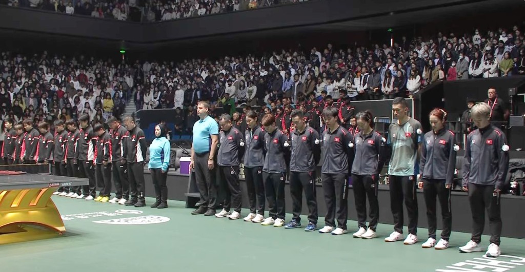 比賽前，全場所有人為大埔宏福苑五級火進行一分鐘默哀。直播截圖