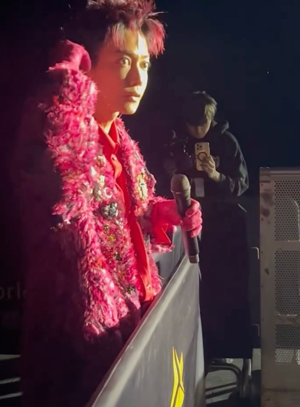 佐藤健走下台跟fans近距離接觸。