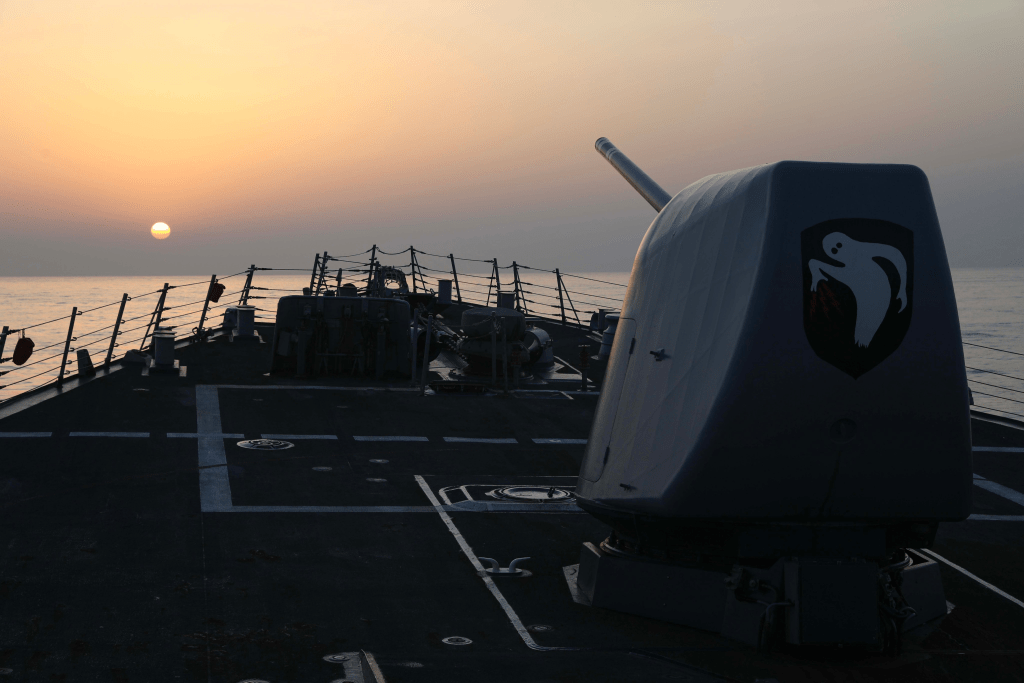 美国海军指米利厄斯号 4 月 16 日（当地时间）通过台湾海峡的相关照片。美国海军