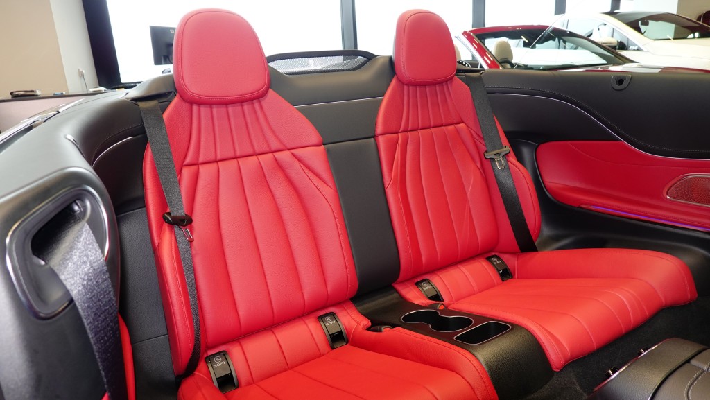平治全新CLE開篷轎跑車，後排座席較前寛敞舒適。