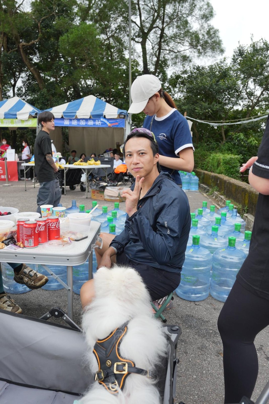 吳業坤準備充足，帶長袖衫及雨褸。