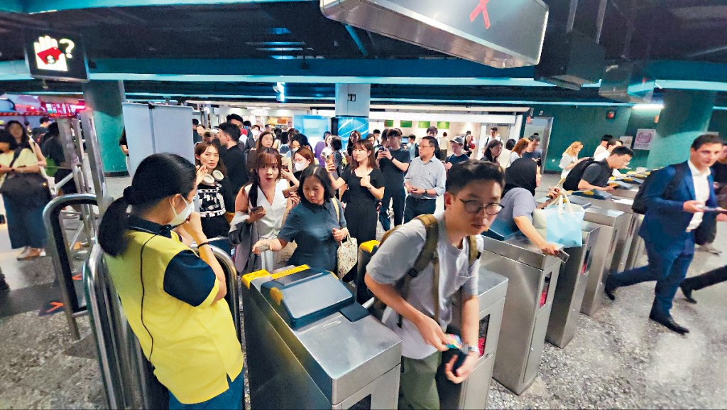 將軍澳線前日傍晚放工時段因供電及信號系統故障服務受阻約5小時,大批市民受影響。