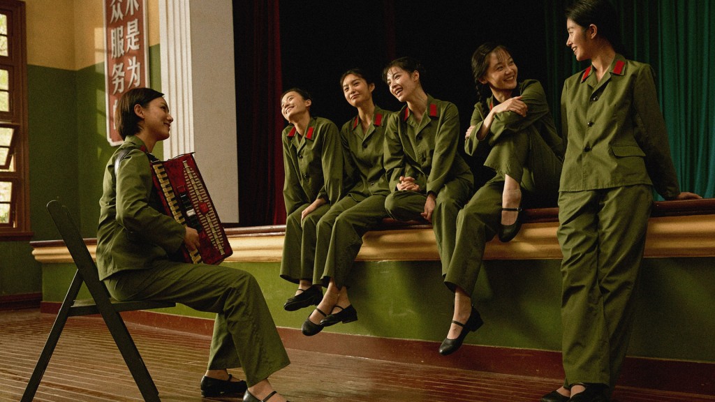 電影「芳華」是2017年由中國名導演馮小剛執導、以文革為背景。「芳華」劇照 電影「芳華」是2017年由中國名導演馮小剛執導、以文革為背景。「芳華」劇照