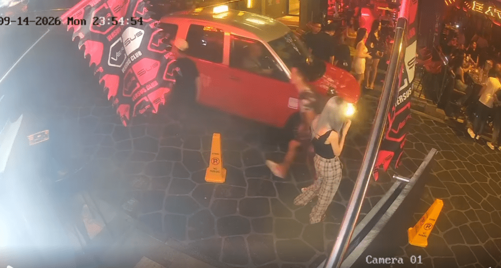 涉案突尼斯男靠近經過時，女事主長褲突然飄動。
