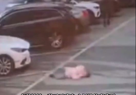 湖南女童疑因找不到媽媽，在停車場激動暈倒後死亡。