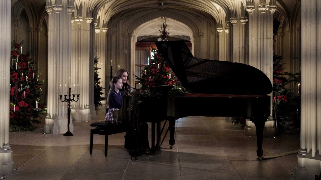 凱特與夏洛特溫馨合奏鋼琴。 Kensington Palace 凱特與夏洛特溫馨合奏鋼琴。 Kensington Palace