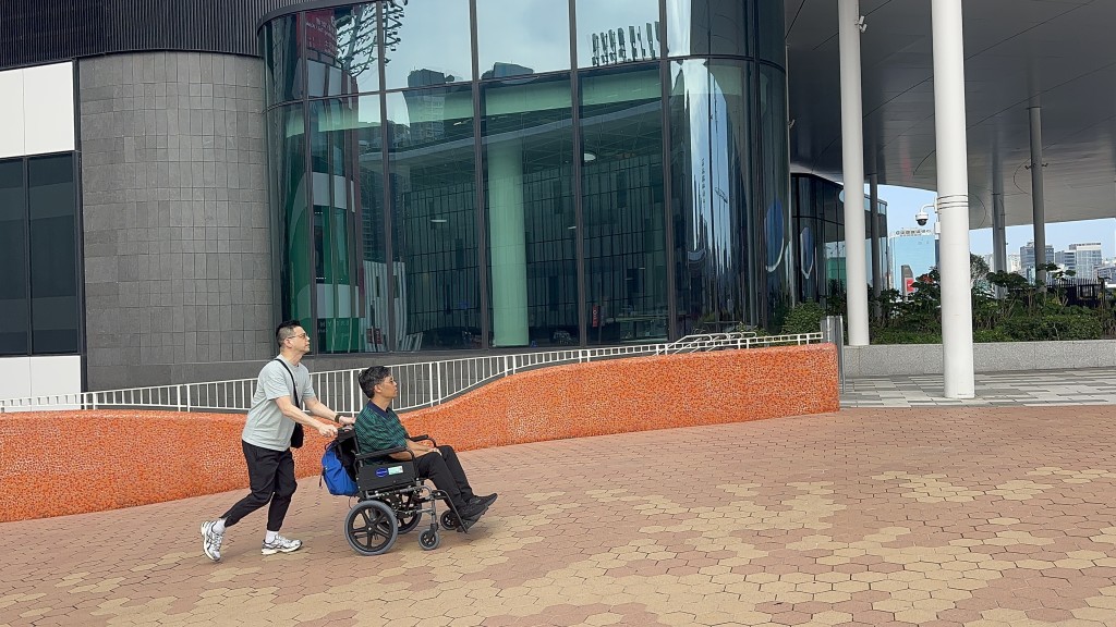 啟德體育園自規劃設計階段已融入通用設計理念，包括設置平緩坡道及連貫性通道，方便不同出行需要人士直達場館。 