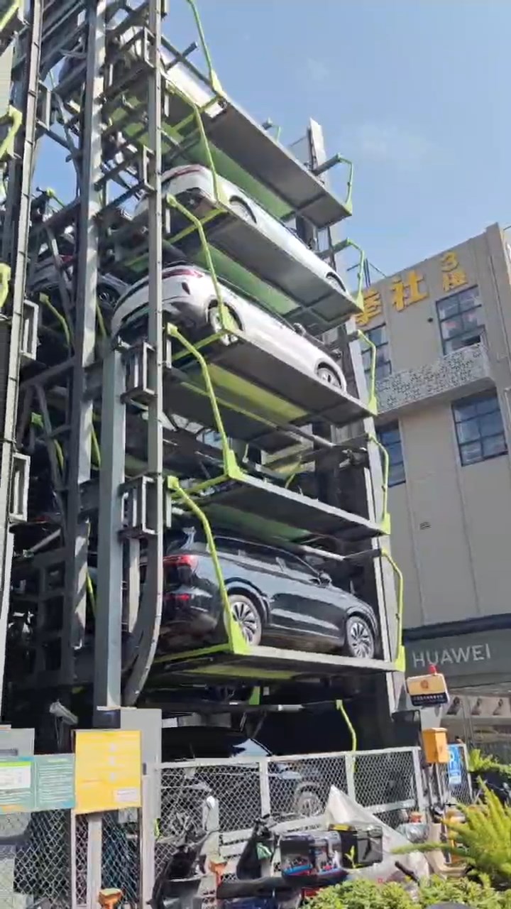 智能循环停车塔设有智能感测系统，辅助泊取车辆。高远摄