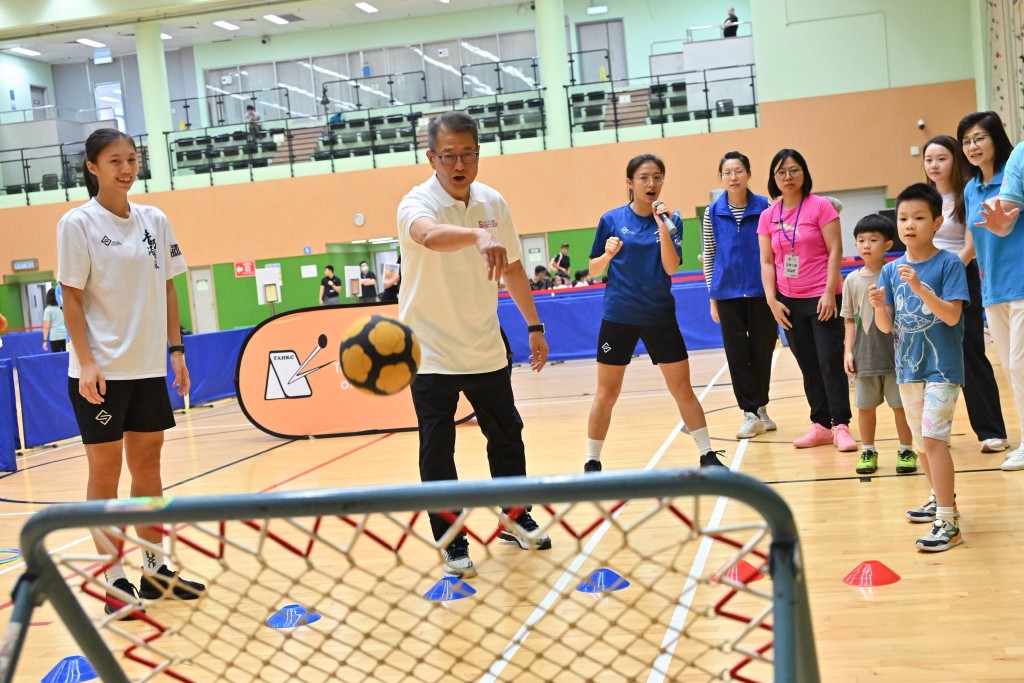 陳茂波到港島東體育館參與活動。陳茂波fb 陳茂波到港島東體育館參與活動。陳茂波fb