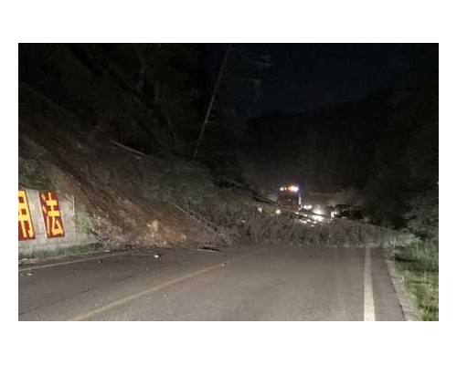 九寨溝地震引發的山泥傾瀉阻斷了道路。