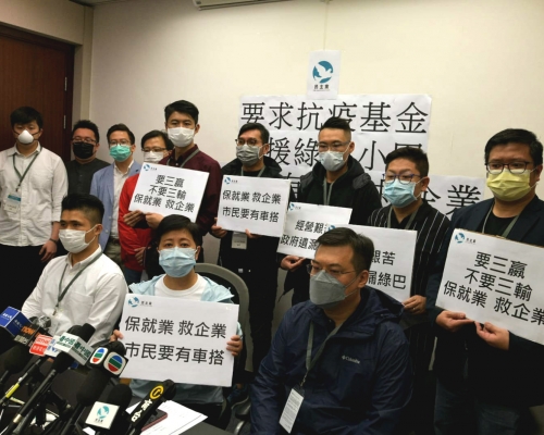 民主黨立法會議員黃碧雲(前中)