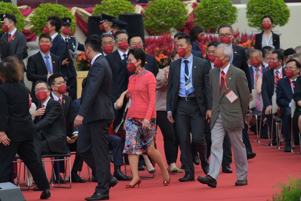前行政长官林郑月娥和丈夫出席升旗礼。