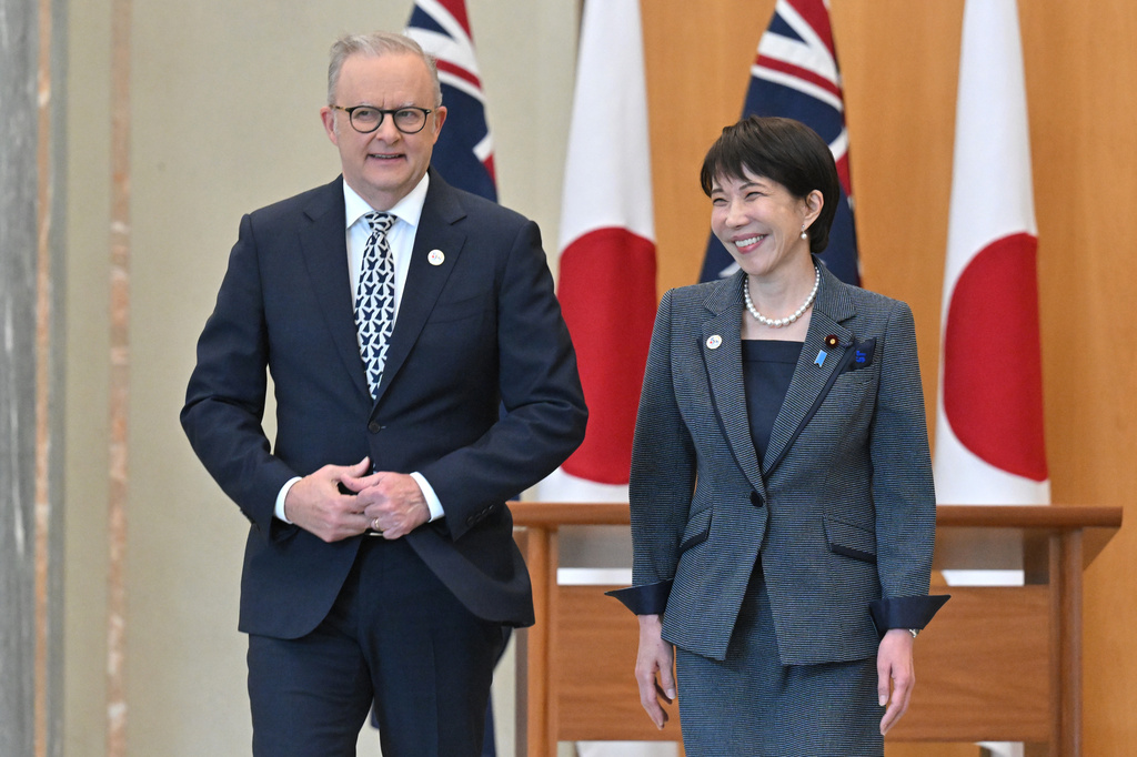 5月4日，日本首相高市早苗（右）和澳洲总理阿尔巴尼斯在澳洲坎培拉国会大厦合影。 美联社