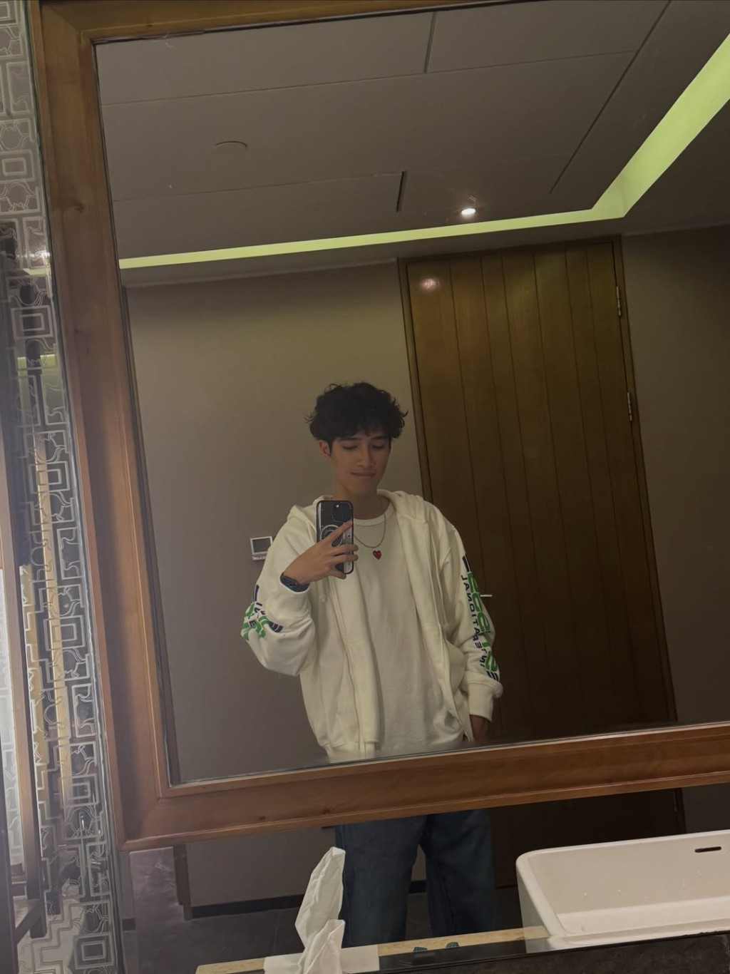 亦有網民笑指李立仁夜生活多姿多采，應該帶爸爸一同出外玩樂，父子性格上的反差引起網民討論。
