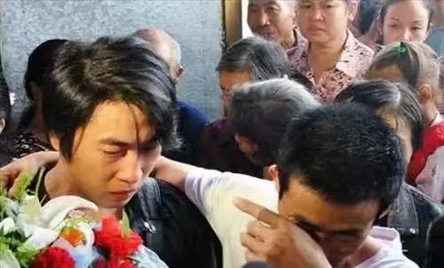 赵代富与被拐走18年的儿子团聚。 赵代富与被拐走18年的儿子团聚。