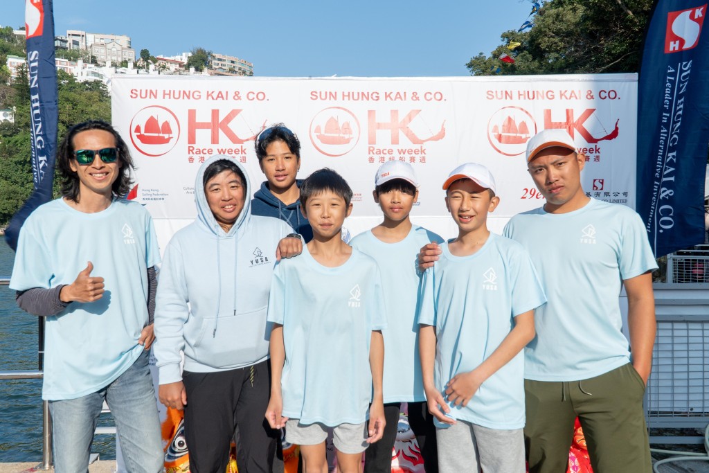 中華台北代表由江秀川(右一)教練帶隊參賽。江秀川教練已參加多次「香港帆船賽週」，更於2018年時奪冠。公關提供圖片