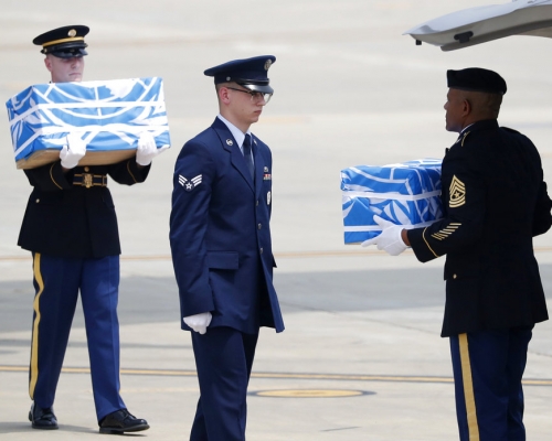 55具美軍遺骸在南韓京畿道烏山美國空軍基地舉行遺骸回國儀式。AP圖片