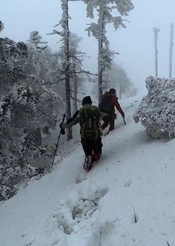 搜救人员冒著大雪搜救。（微博）