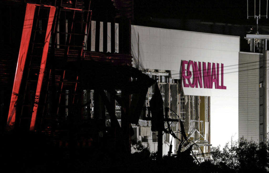 「永旺熊本購物中心」（Aeon Mall Kumamoto）發生爆炸，造成多人被困。路透社