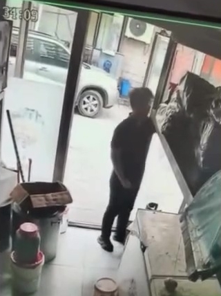 店内闭路电视拍下的情况。