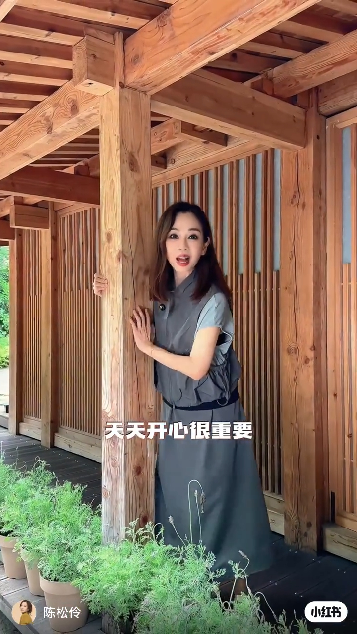 陳松伶早前拍片放閃,但網民驚揭她又再瘦了,仿如「紙片人」。 陳松伶早前拍片放閃,但網民驚揭她又再瘦了,仿如「紙片人」。
