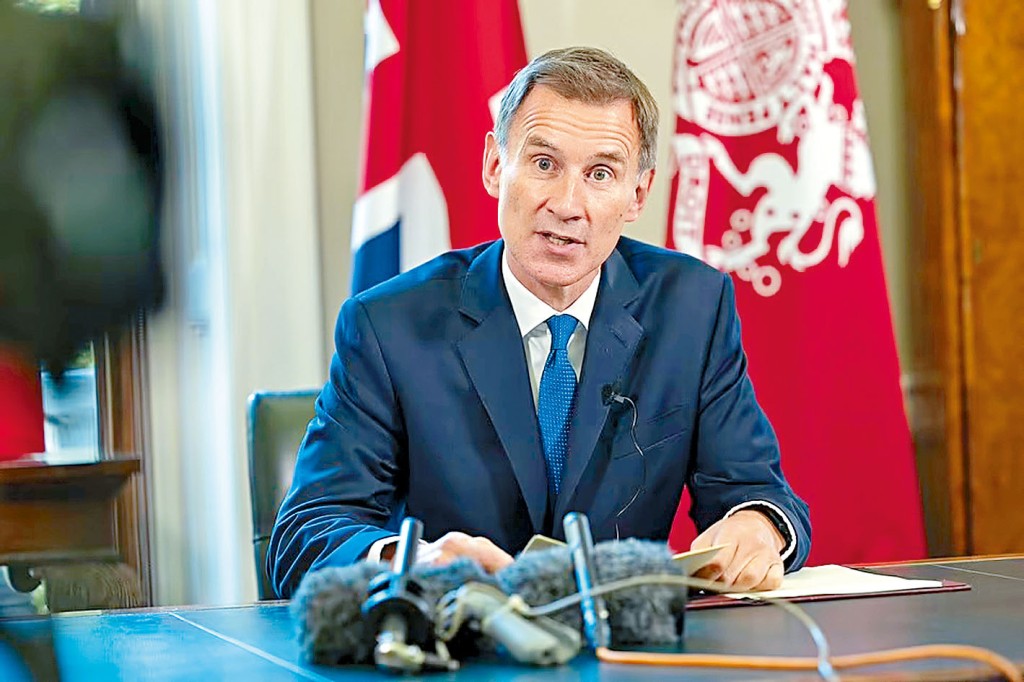 英國新財相侯俊偉周一宣布逆轉減稅措施。