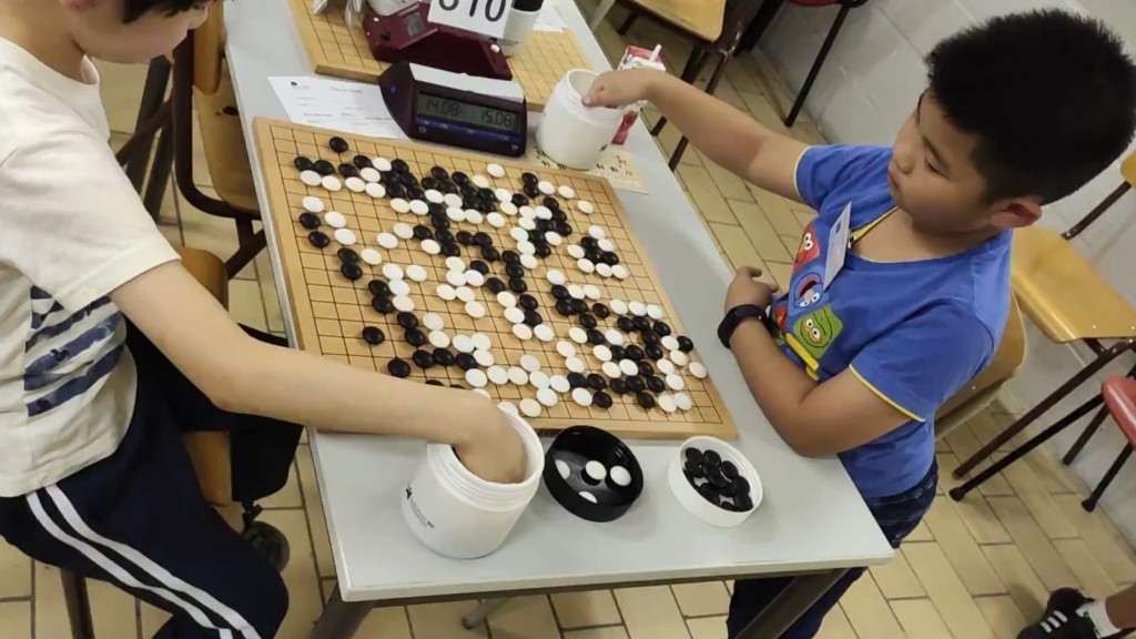 數年前囝囝在比利時歐洲圍棋節留影。(圖片來源:受訪者提供) 數年前囝囝在比利時歐洲圍棋節留影。(圖片來源:受訪者提供)