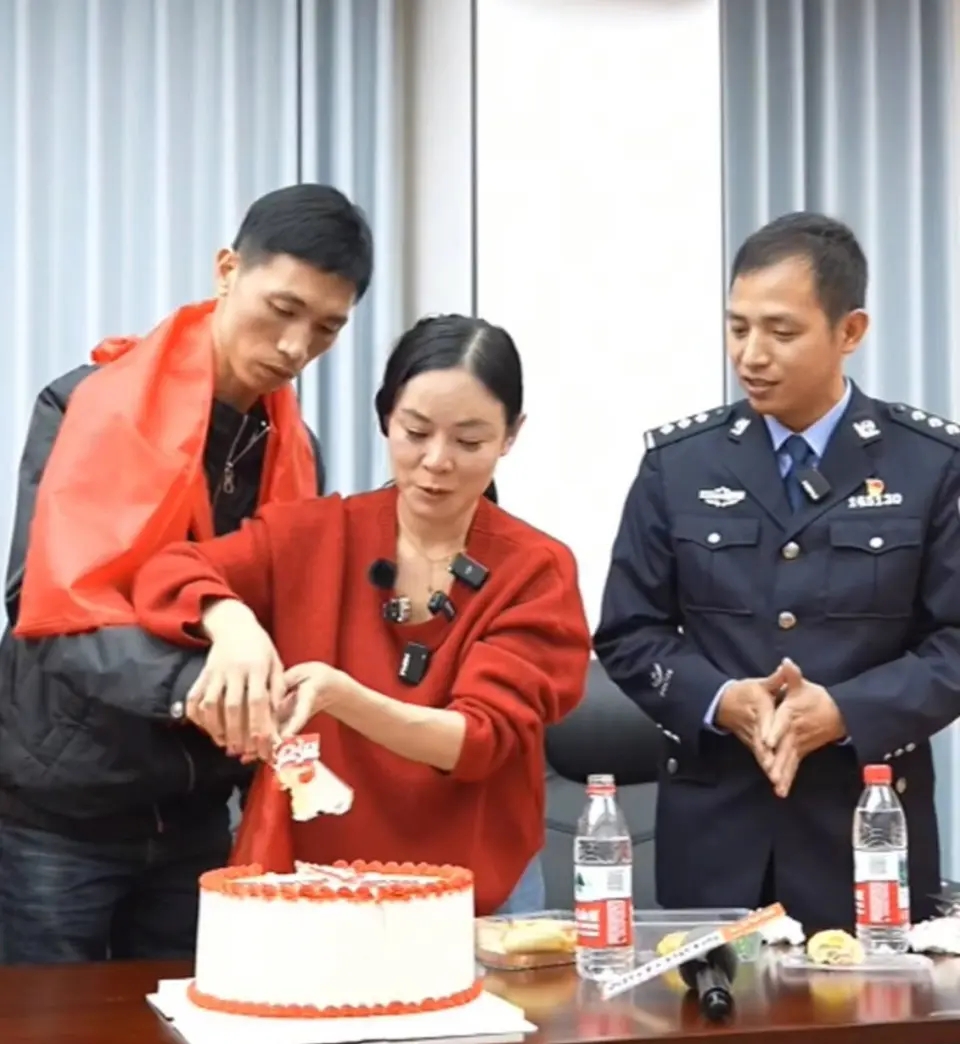 為了這次重逢,李林特意從浙江趕赴南昌,並準備了鮮花、蛋糕。 為了這次重逢,李林特意從浙江趕赴南昌,並準備了鮮花、蛋糕。