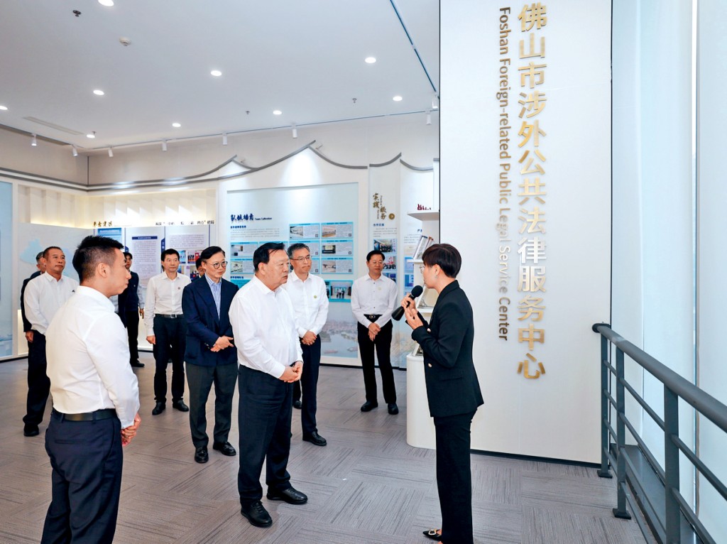 夏寶龍在佛山市中央法務區調研。