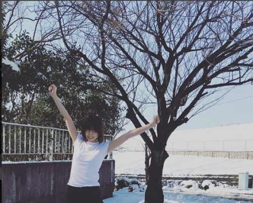 篠田麻里子着短袖衫衝到雪地上拍照。