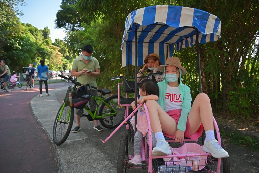大美督迫滿踩單車遊人 。