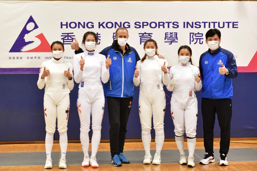 連翊希(左起)、江旻憓、重劍教練泰維、佘繕妡、朱嘉望及總教練鄭兆康。 資料圖片