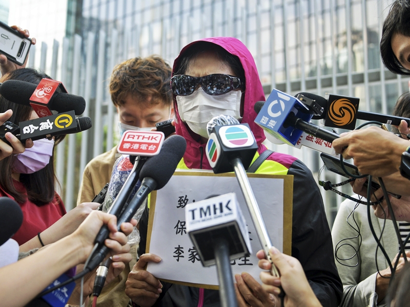台灣殺人案死者潘曉穎的媽媽，早前邀請案件疑犯陳同佳等人今早到政府總部外對質。資料圖片