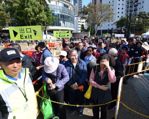 大批市民排隊入場。