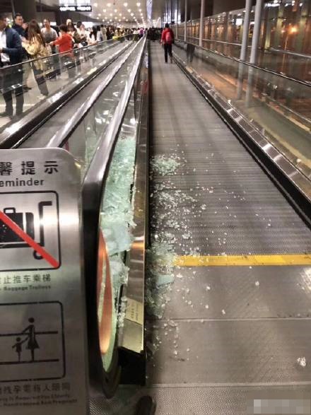 航站樓的自動行人道被逼爆，碎片散落一地。網圖