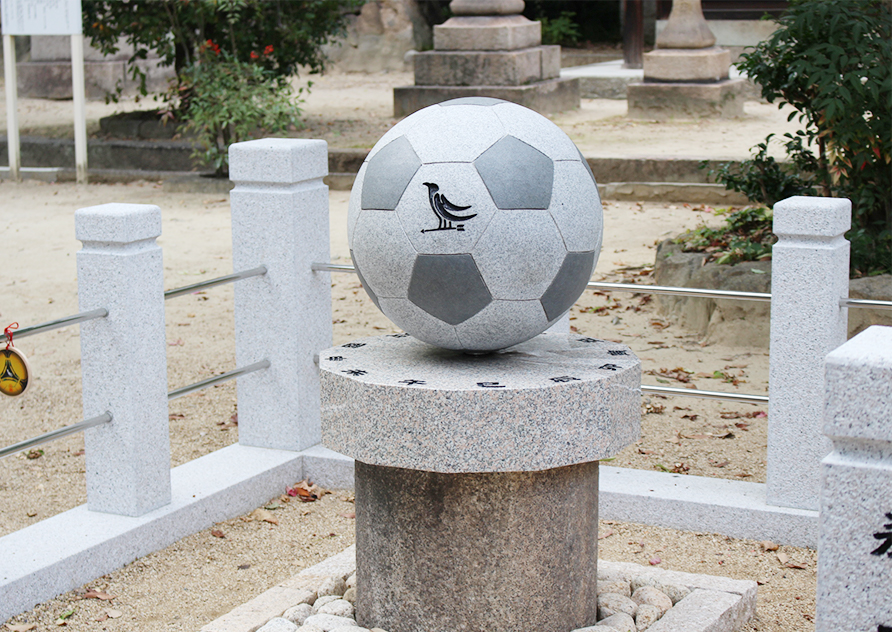 弓弦羽神社的御影石足球擺設。