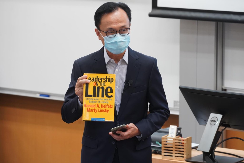 聶德權用哈佛教授著作勉勵同事。聶德權fb圖片