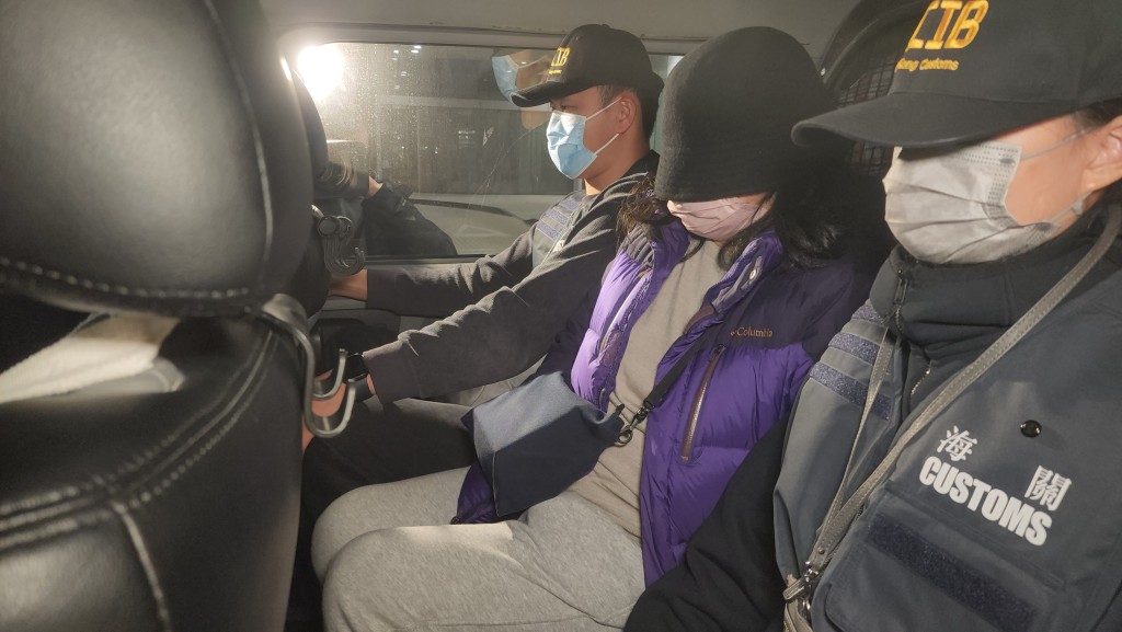 海關人員拘捕一名56歲女子。黎志偉攝