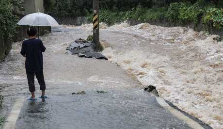 卡努吹襲下，街道被洪水沖毀，居民寸步難行。路透社