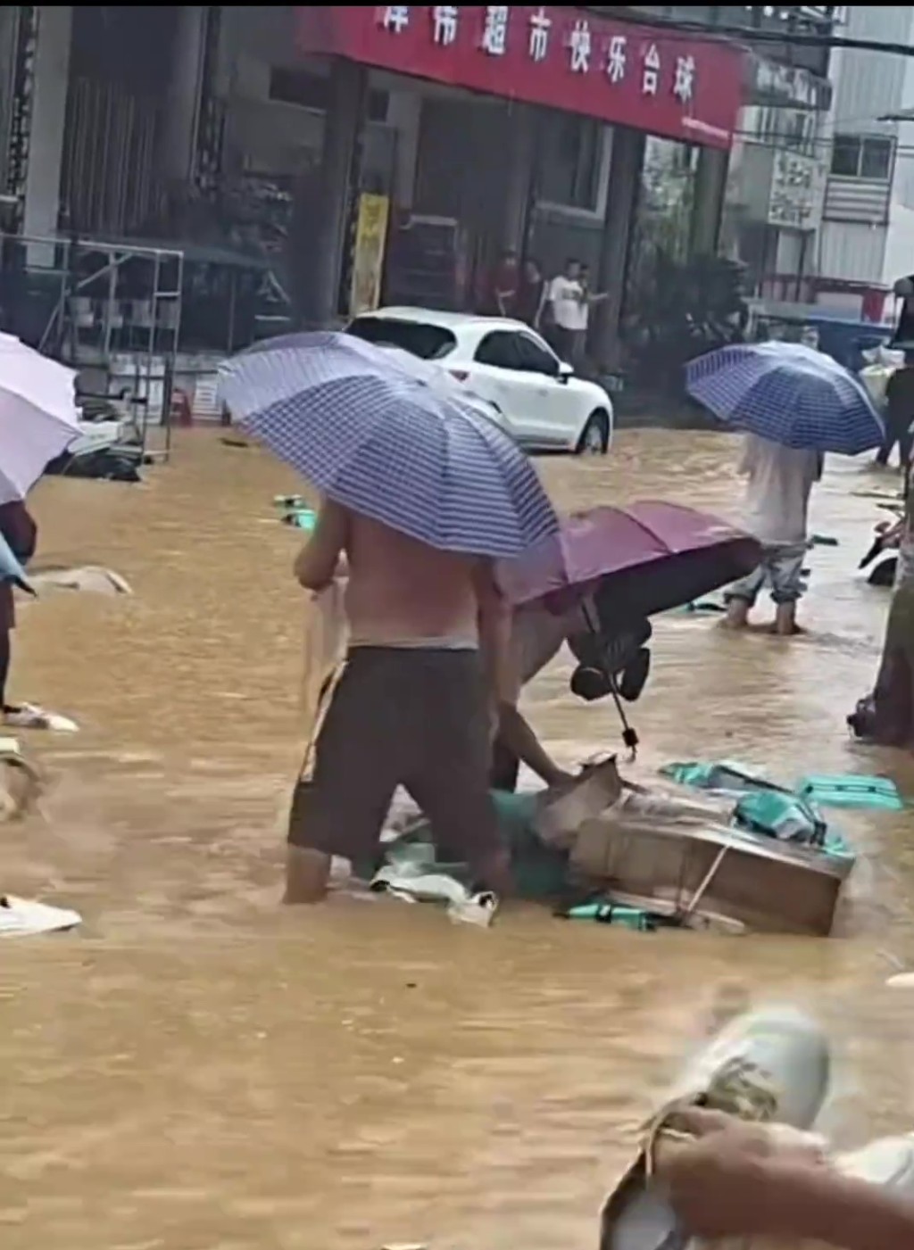 溫州暴雨鞋廠水浸,瑞安「滿街漂鞋」村民瘋搶打撈。 抖音 溫州暴雨鞋廠水浸,瑞安「滿街漂鞋」村民瘋搶打撈。 抖音