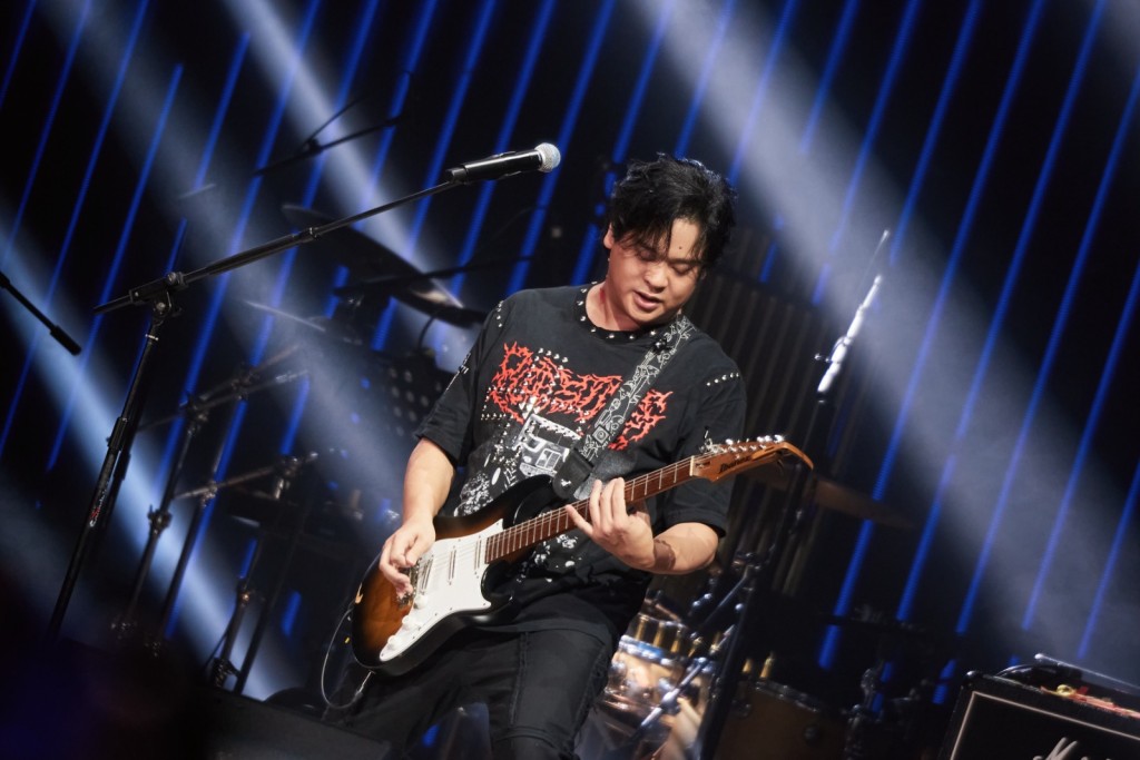 Howie落力演出。 Howie落力演出。