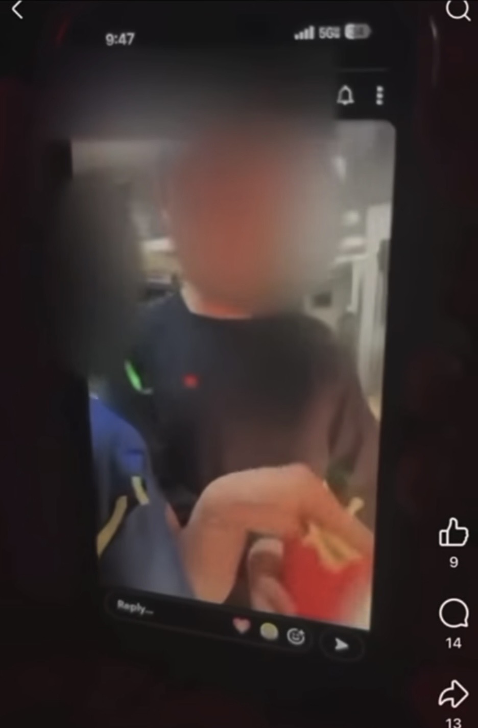 麥當勞女員工超噁心,數次薯條放入嘴再放入盒疑似拿去出餐。 X@ExxAlerts 麥當勞女員工超噁心,數次薯條放入嘴再放入盒疑似拿去出餐。 X@ExxAlerts