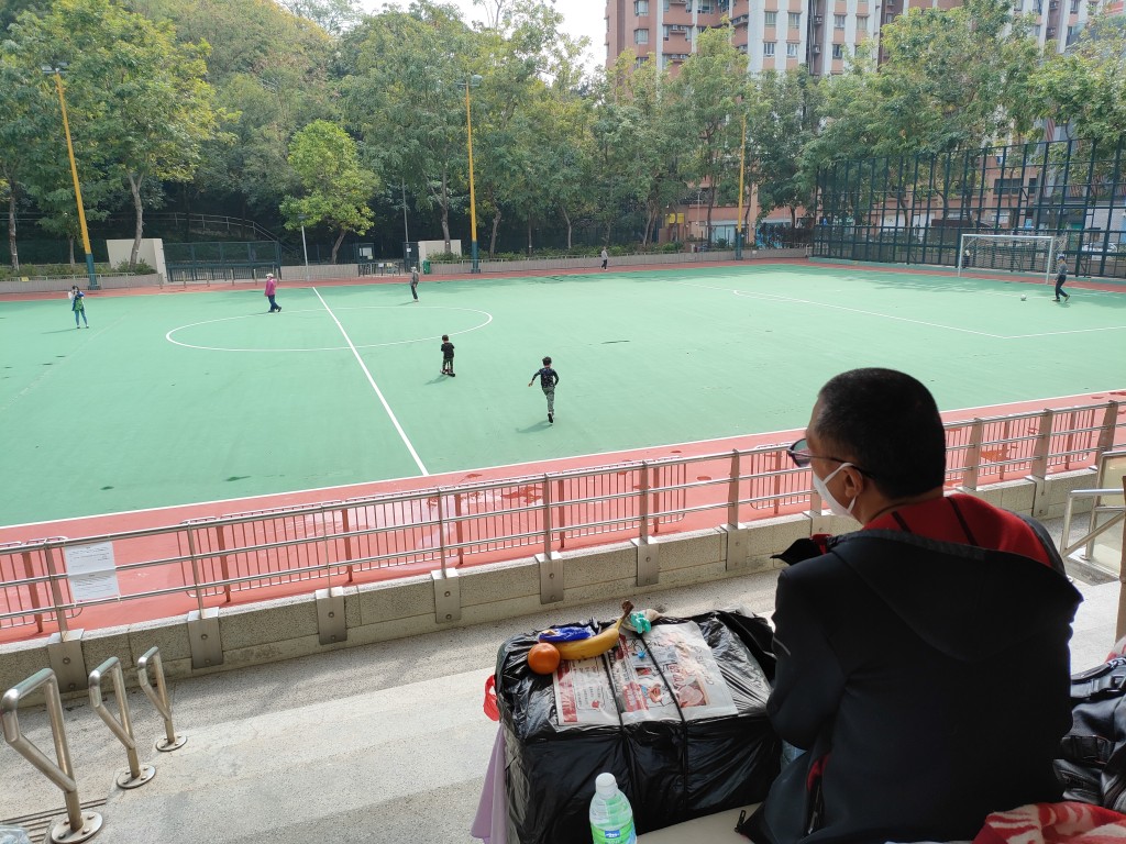 回想疫情時幾度經歷生活艱難,明哥只能嘆生活迫人。(莫家文攝)