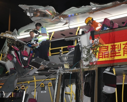 巴士車身損毀嚴重