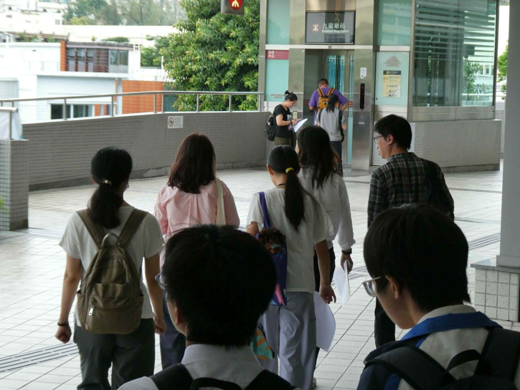有學校代表盡最後努力,游說準備離開的家長進一步了解所屬學校資訊。 有學校代表盡最後努力,游說準備離開的家長進一步了解所屬學校資訊。