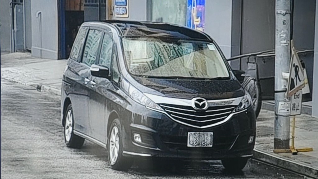 警方在荃灣區尋獲接應車輛。 警方在荃灣區尋獲接應車輛。