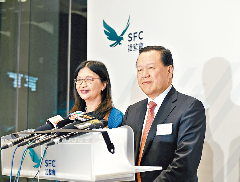 梁凤仪（左）表示，证监已密切关注大手交易一段时间，并将检视市场探盘活动。